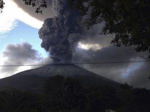 The Chaparrastique volcano spews ash at the municipality of San Miguel