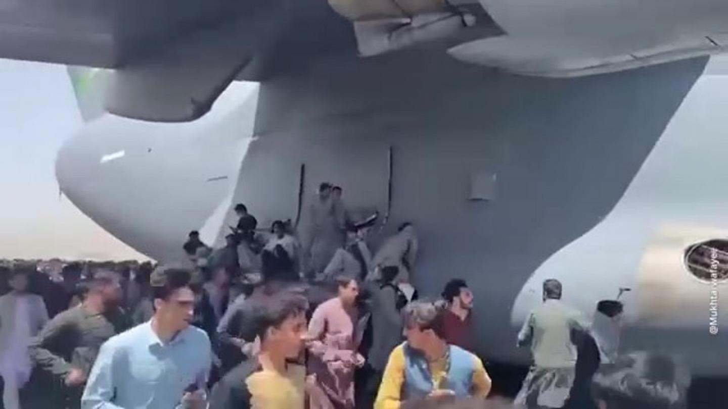 Люди падают с самолета
