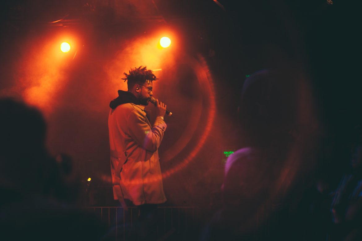 Electrifying Melancholy: Jesse Baez’s Riveting Performance Enthralls Costa Rica!