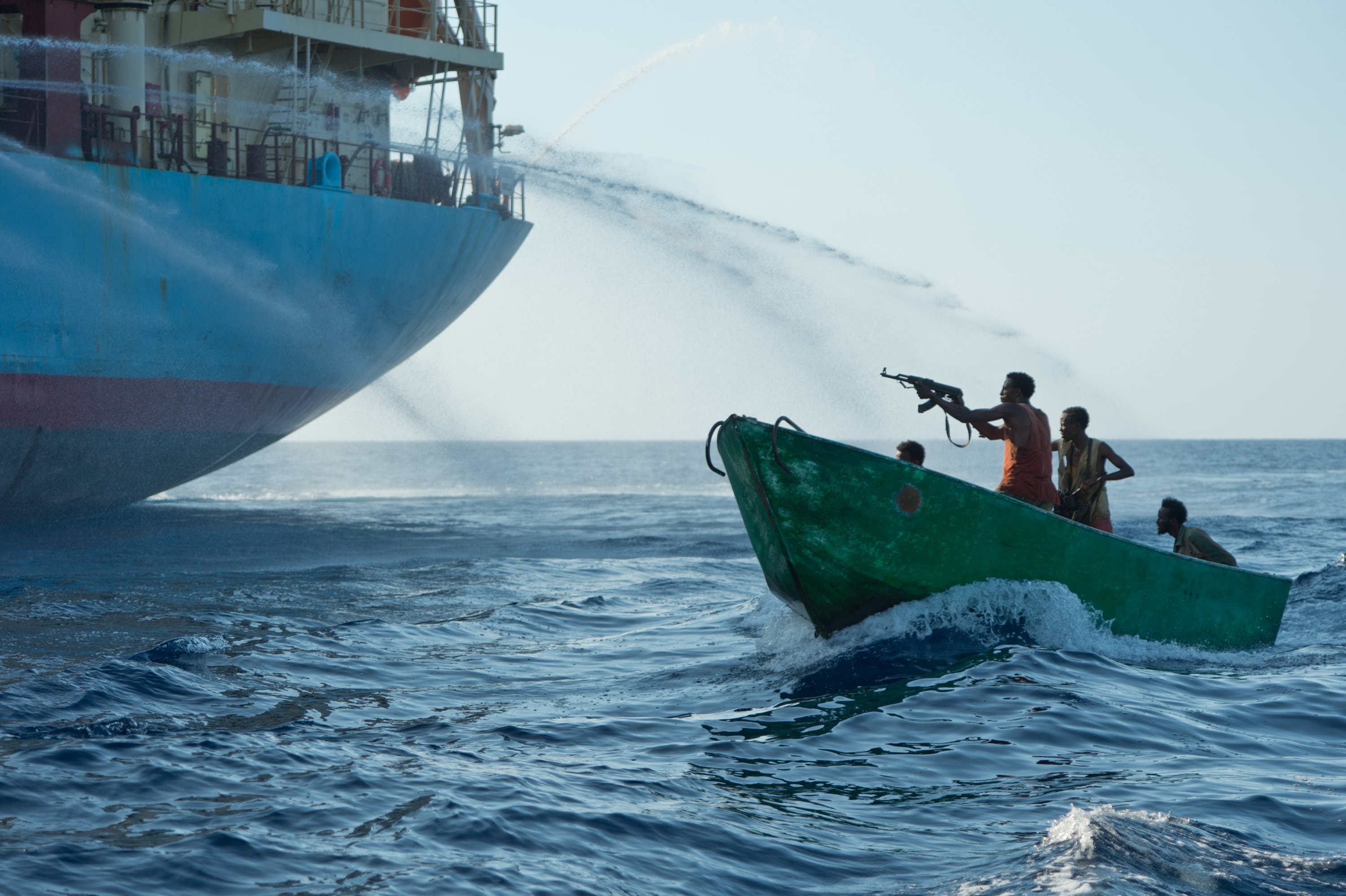 Морской нападение. Сомалийские пираты Капитан Филлипс. Аденский залив пираты. Пираты Сомали захватили кораблю.
