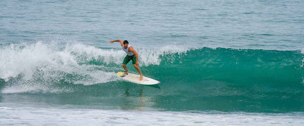 pavones surfing left break wave 1